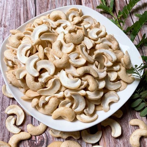 Premium Kaju 2 Piece (Cashew Splits) – Fresh, Crunchy & Budget-Friendly Cashews 1Kg