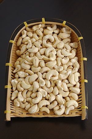 Premium Kaju Sabut (Whole Cashews) – Fresh, Crunchy & Delicious Dry Fruits
